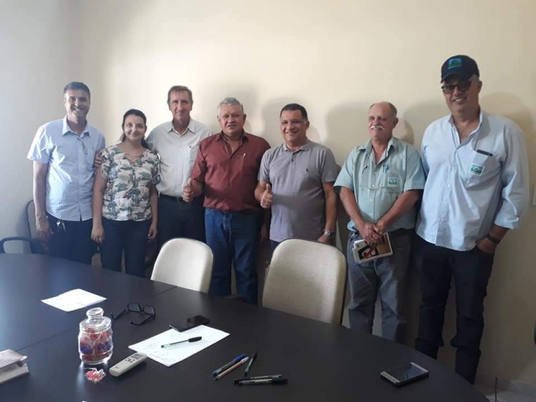 Assinatura do termo de coopera&ccedil;&atilde;o t&eacute;cnica entre cons&oacute;rcio e empaer e Prefeitura de Pontal do Araguaia para implanta&ccedil;&atilde;o do sistema de inspe&ccedil;&atilde;o sanit&aacute;ria